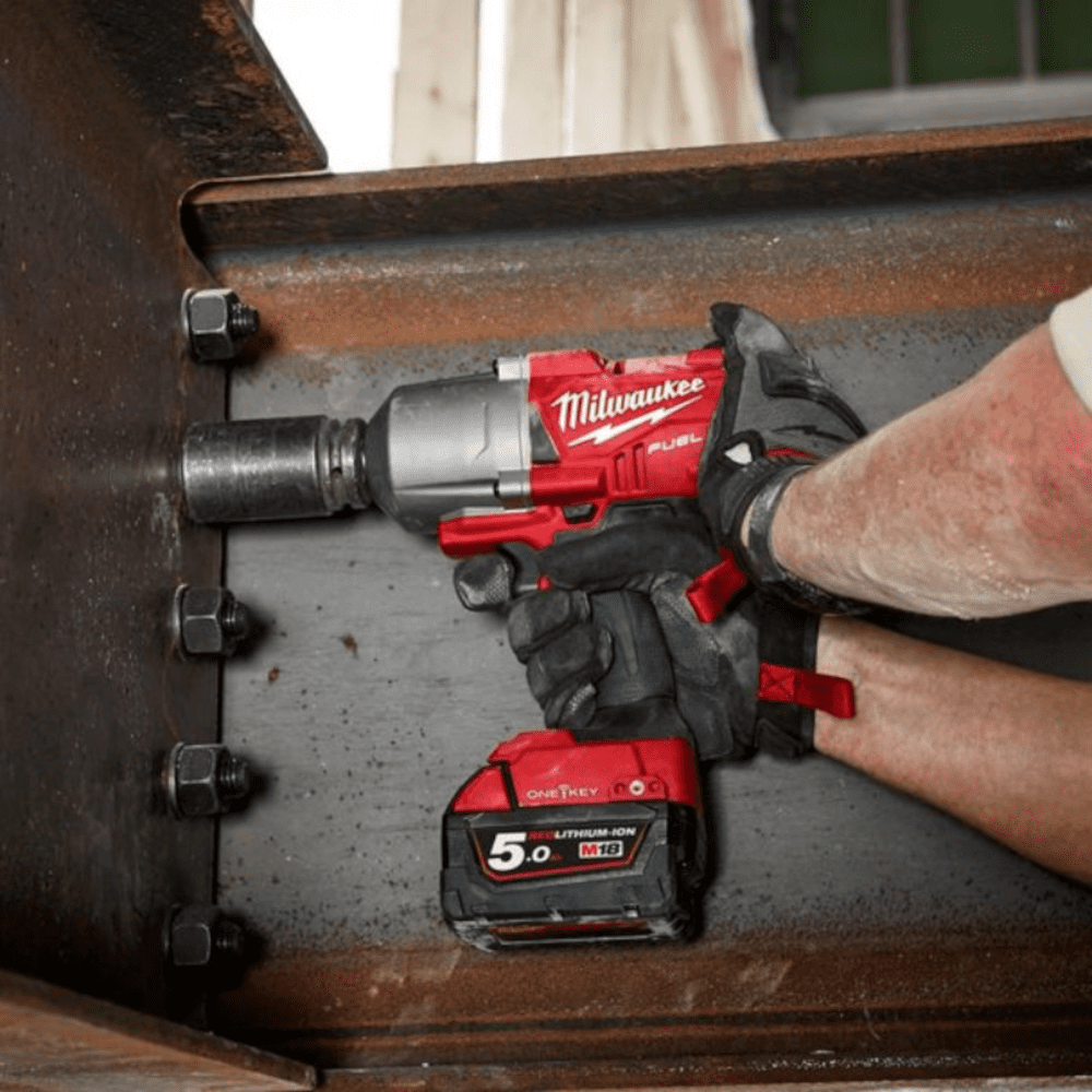 Masina de insurubat cu impact cu 2 acumulatori Milwaukee M18 ONEIWF12-502X Masina de insurubat cu impact cu 2 acumulatori Milwaukee M18 ONEIWF12-502X
