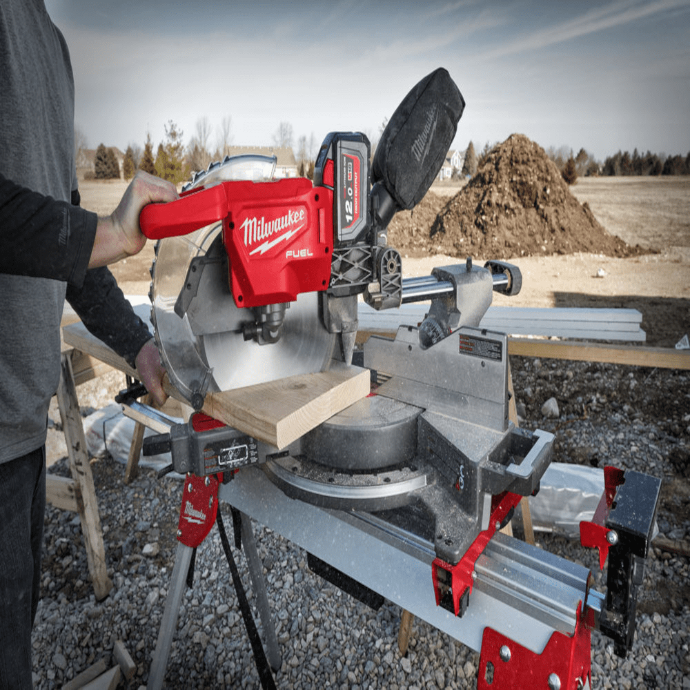 Fierastrau circular multifunctional cu 1 acumulator Milwaukee M18 FMS305-121 Fierastrau circular multifunctional cu 1 acumulator Milwaukee M18 FMS305-121
