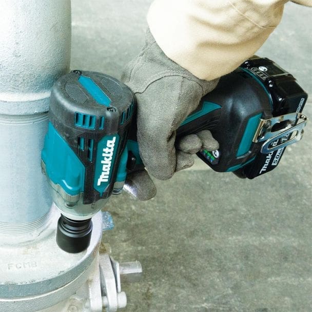 Masina de insurubat cu impact cu 2 acumulatori Makita DTW301RTJ Masina de insurubat cu impact cu 2 acumulatori Makita DTW301RTJ