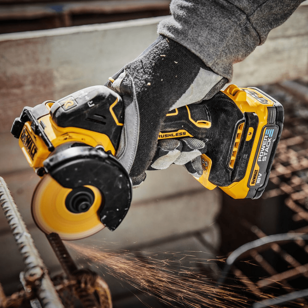 Taietor de placi ceramice cu 2 acumulatori DeWalt DCS438E2T Taietor de placi ceramice cu 2 acumulatori DeWalt DCS438E2T