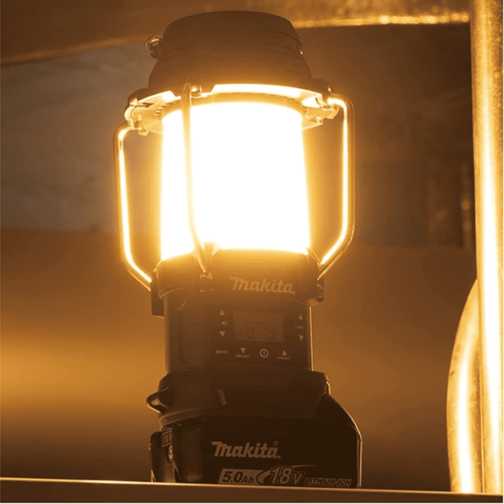 Lampa LED cu radio fara acumulatori Makita DMR055 Lampa LED cu radio fara acumulatori Makita DMR055